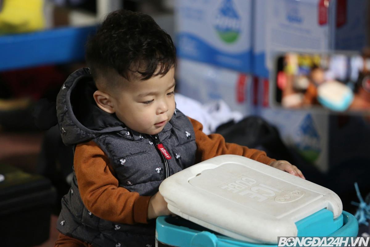 KHOẢNH KHẮC ĐÁNG YÊU Đỗ Hùng Dũng chơi đùa với con trước trận gặp Becamex Bình Dương hình ảnh gốc 2