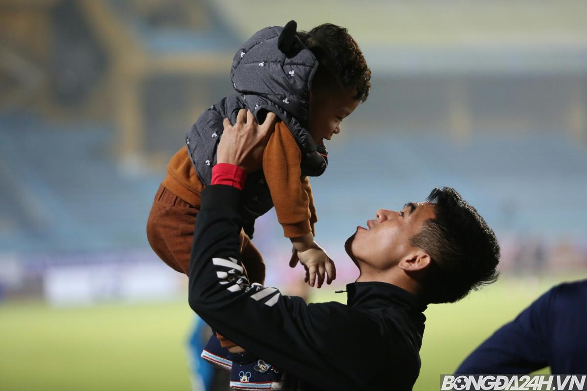KHOẢNH KHẮC ĐÁNG YÊU Đỗ Hùng Dũng chơi đùa với con trước trận gặp Becamex Bình Dương hình ảnh gốc 2