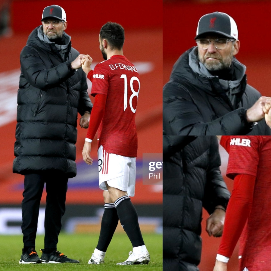 Klopp tỏ rõ sự khó chịu khi cụng tay với Bruno Fernandes