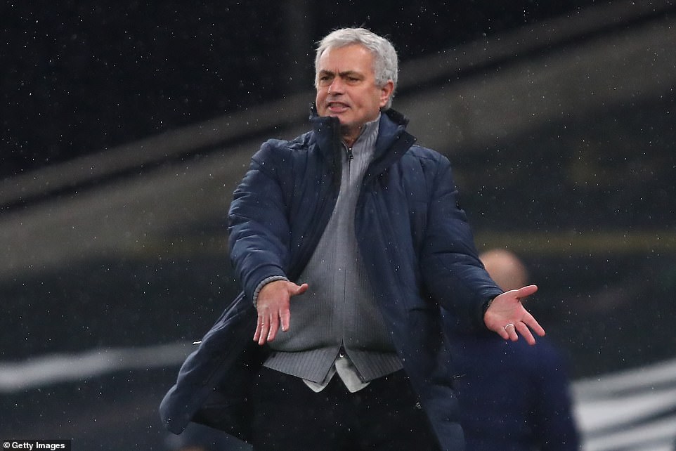HLV Jose Mourinho chỉ ra vấn đề của Chelsea trong một từ hình ảnh