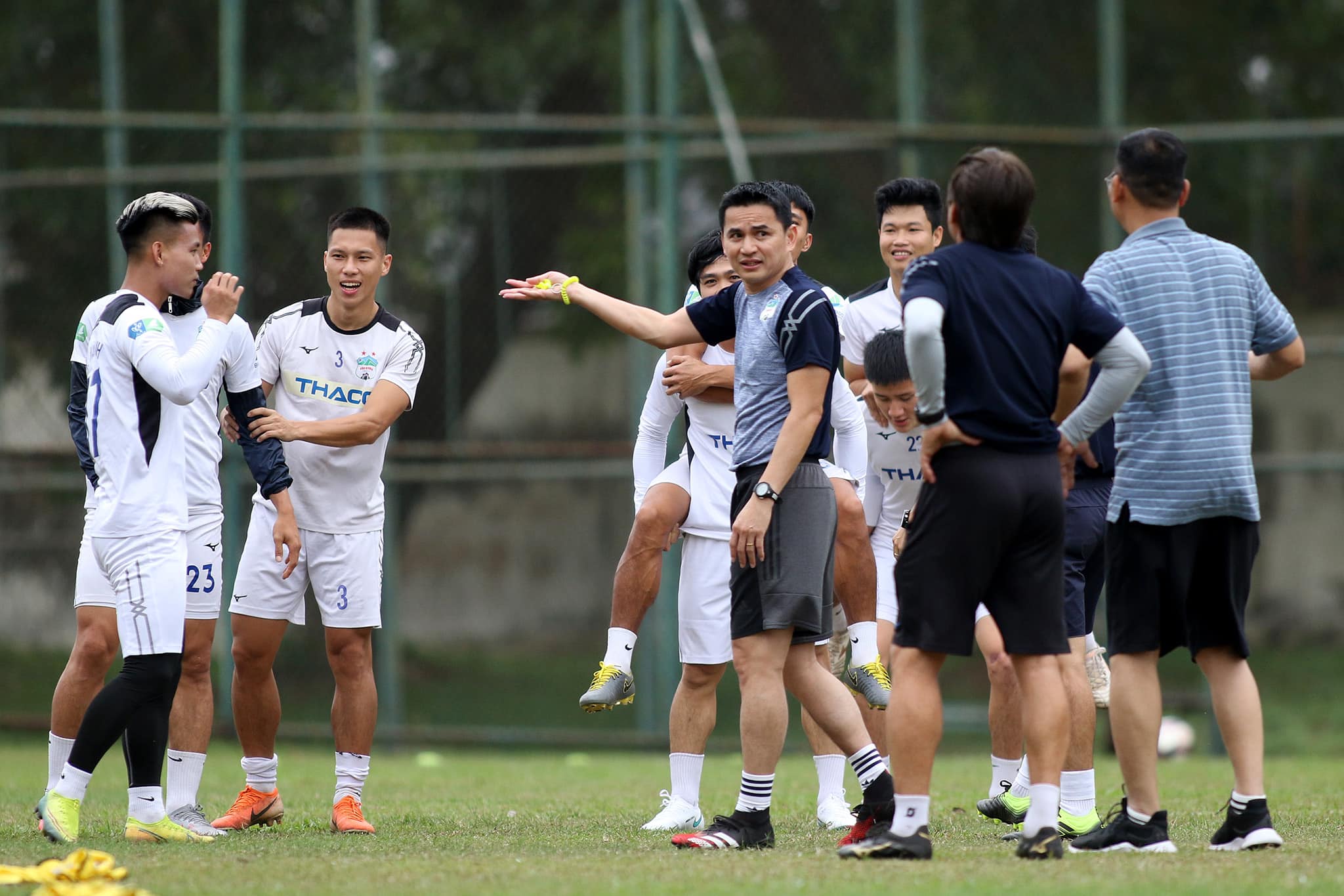 Kiatisuk tươi cười trong buổi tập đầu tiên cùng CLB HAGL