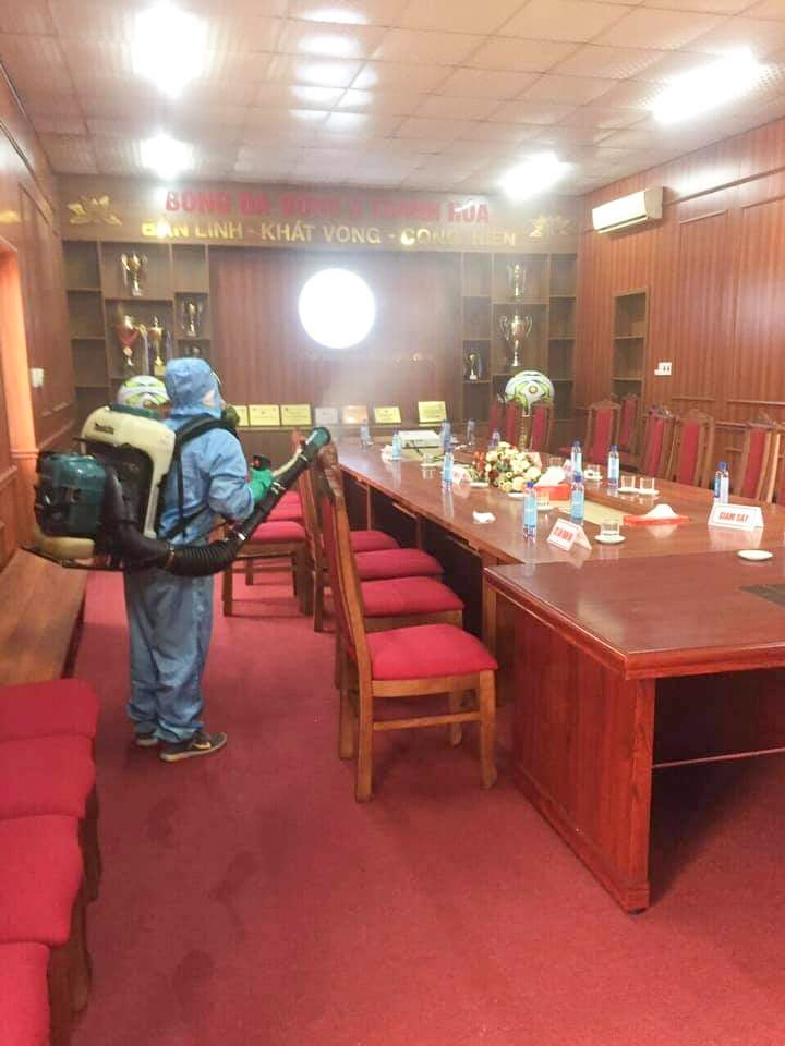 Không được vào sân, CĐV Thanh Hóa trèo lên nóc nhà cổ vũ hình ảnh Không được vào sân, CĐV Thanh Hóa trèo lên nóc nhà cổ vũ hình ảnh