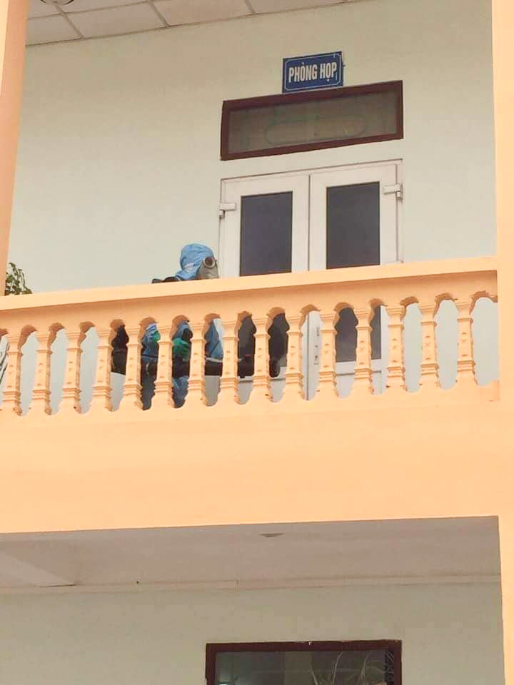 Không được vào sân, CĐV Thanh Hóa trèo lên nóc nhà cổ vũ hình ảnh Không được vào sân, CĐV Thanh Hóa trèo lên nóc nhà cổ vũ hình ảnh