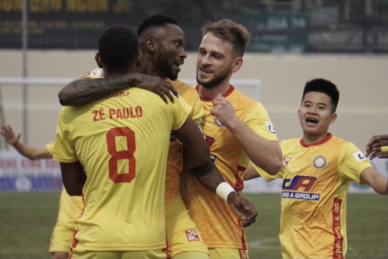 Các trận đấu tại vòng 3 V-League được khử khuẩn triệt để hình ảnh