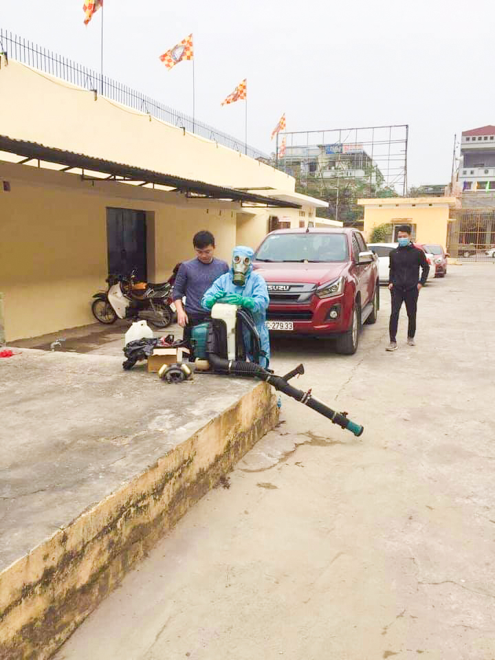 Không được vào sân, CĐV Thanh Hóa trèo lên nóc nhà cổ vũ hình ảnh Không được vào sân, CĐV Thanh Hóa trèo lên nóc nhà cổ vũ hình ảnh