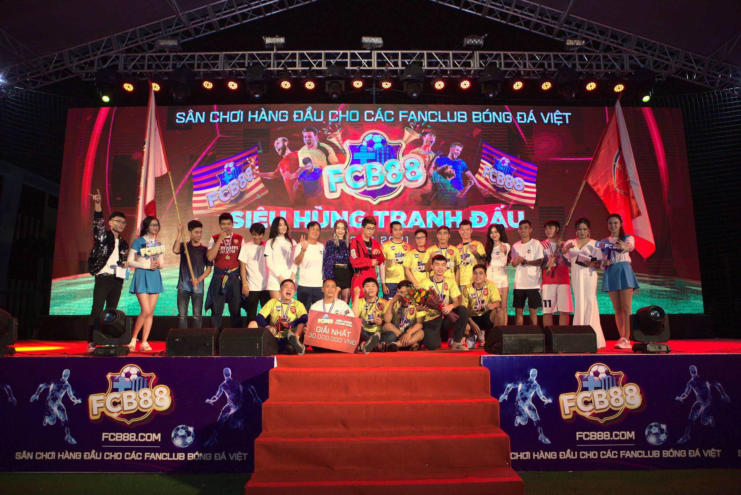 Các khách mời chụp ảnh cùng đội vô địch  - 8