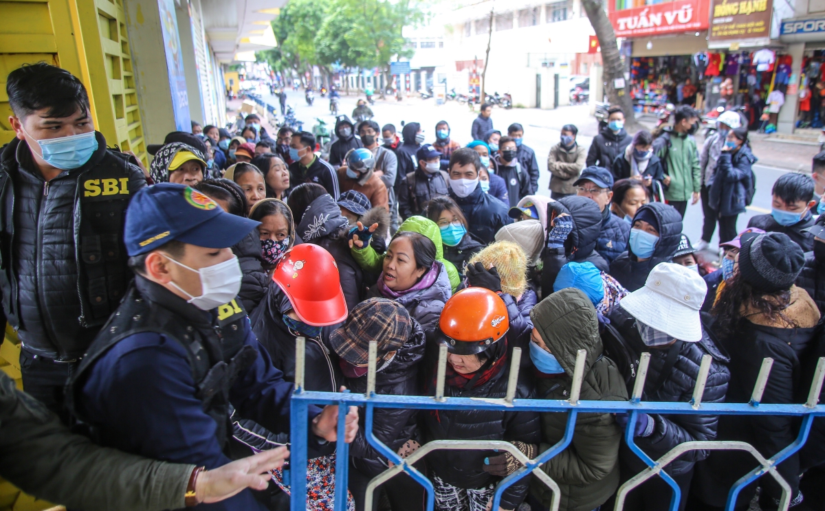 ẢNH Người dân xếp hàng mua vé Siêu cúp Quốc gia đông như trảy hội hình ảnh gốc 3