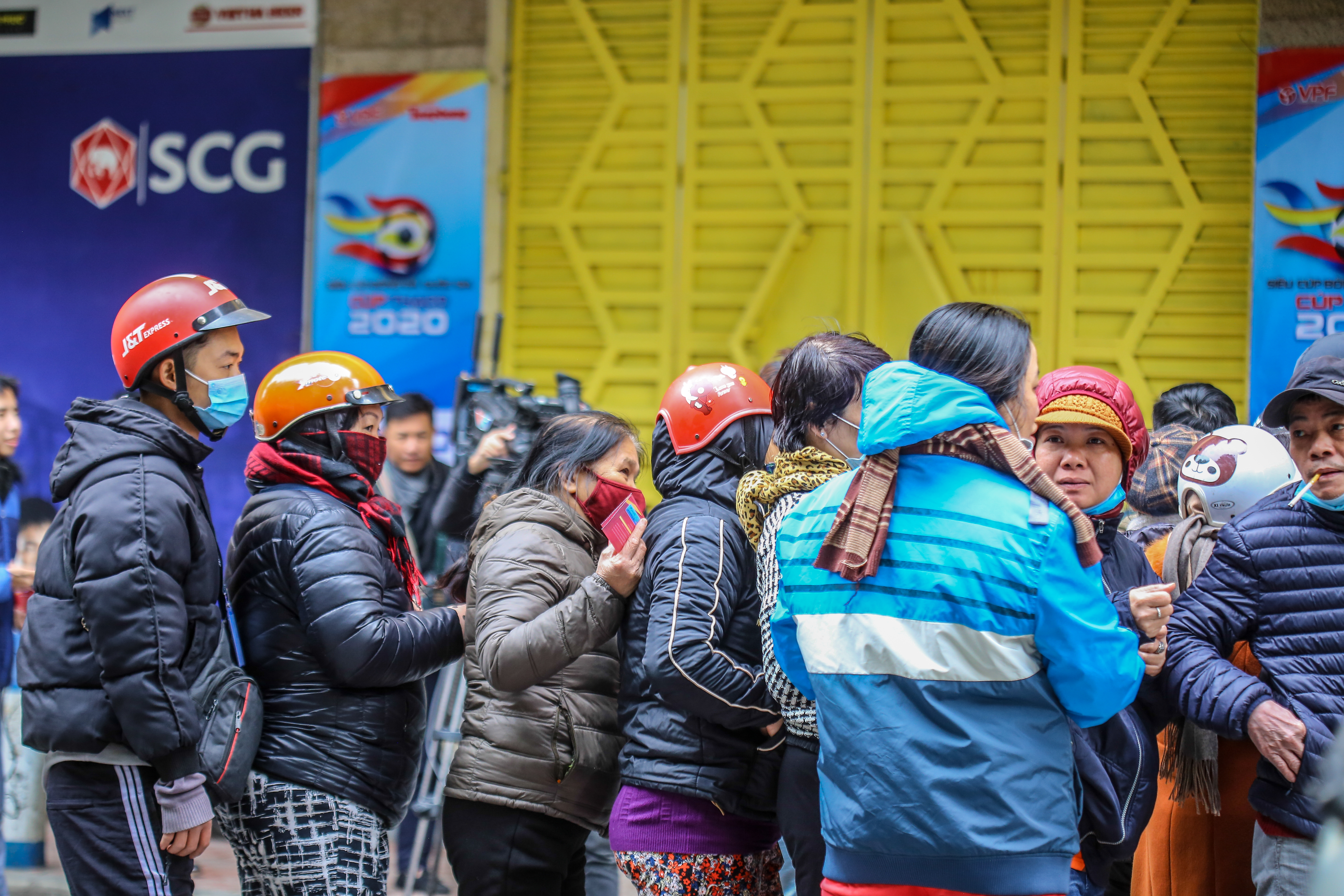 ẢNH Người dân xếp hàng mua vé Siêu cúp Quốc gia đông như trảy hội hình ảnh gốc 3