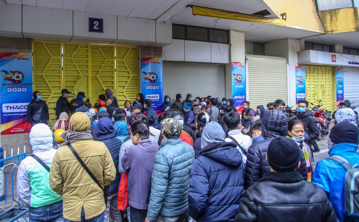 ẢNH Người dân xếp hàng mua vé Siêu cúp Quốc gia đông như trảy hội hình ảnh gốc 3