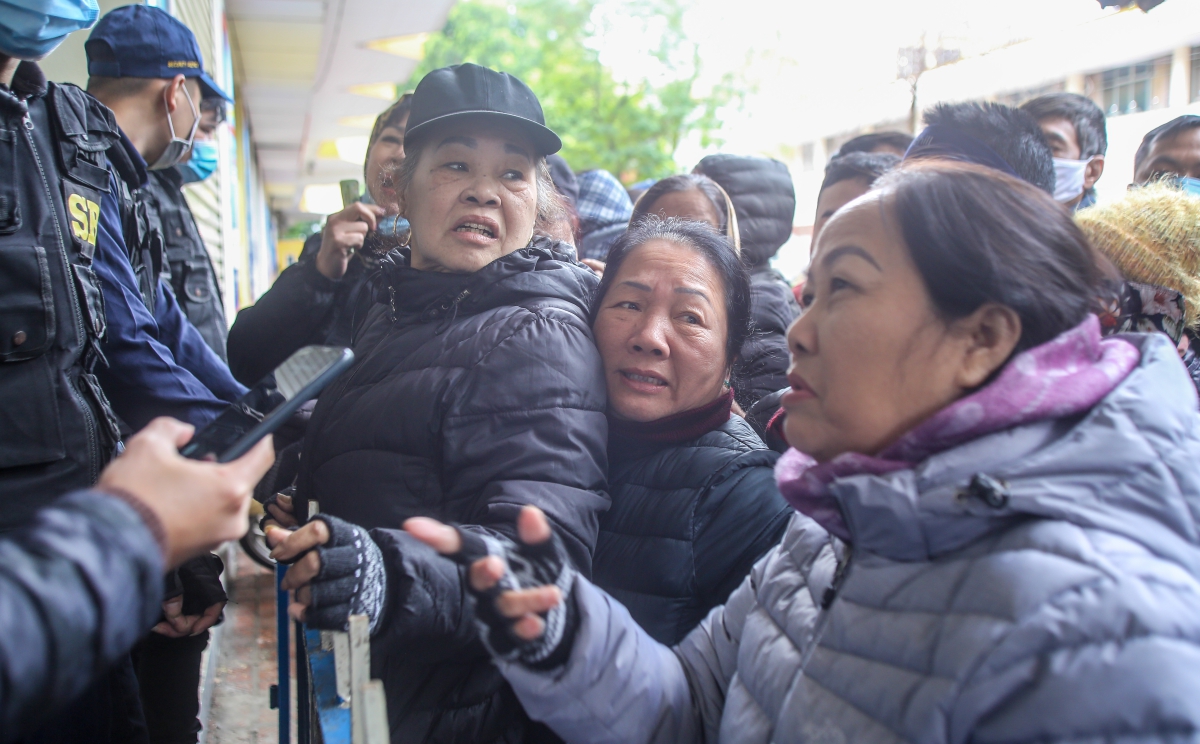 ẢNH Người dân xếp hàng mua vé Siêu cúp Quốc gia đông như trảy hội hình ảnh gốc 3