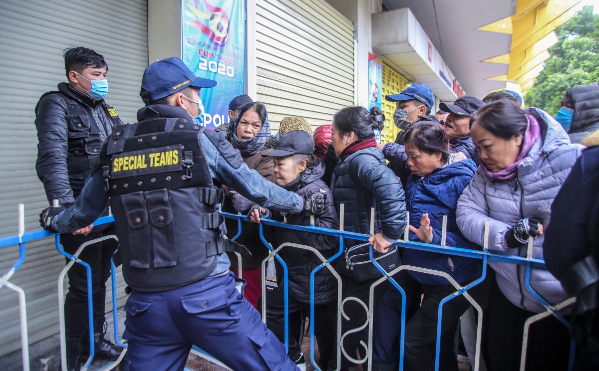 ẢNH Người dân xếp hàng mua vé Siêu cúp Quốc gia đông như trảy hội hình ảnh gốc 3