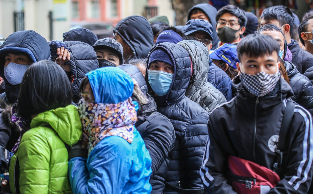 ẢNH Người dân xếp hàng mua vé Siêu cúp Quốc gia đông như trảy hội hình ảnh gốc 3