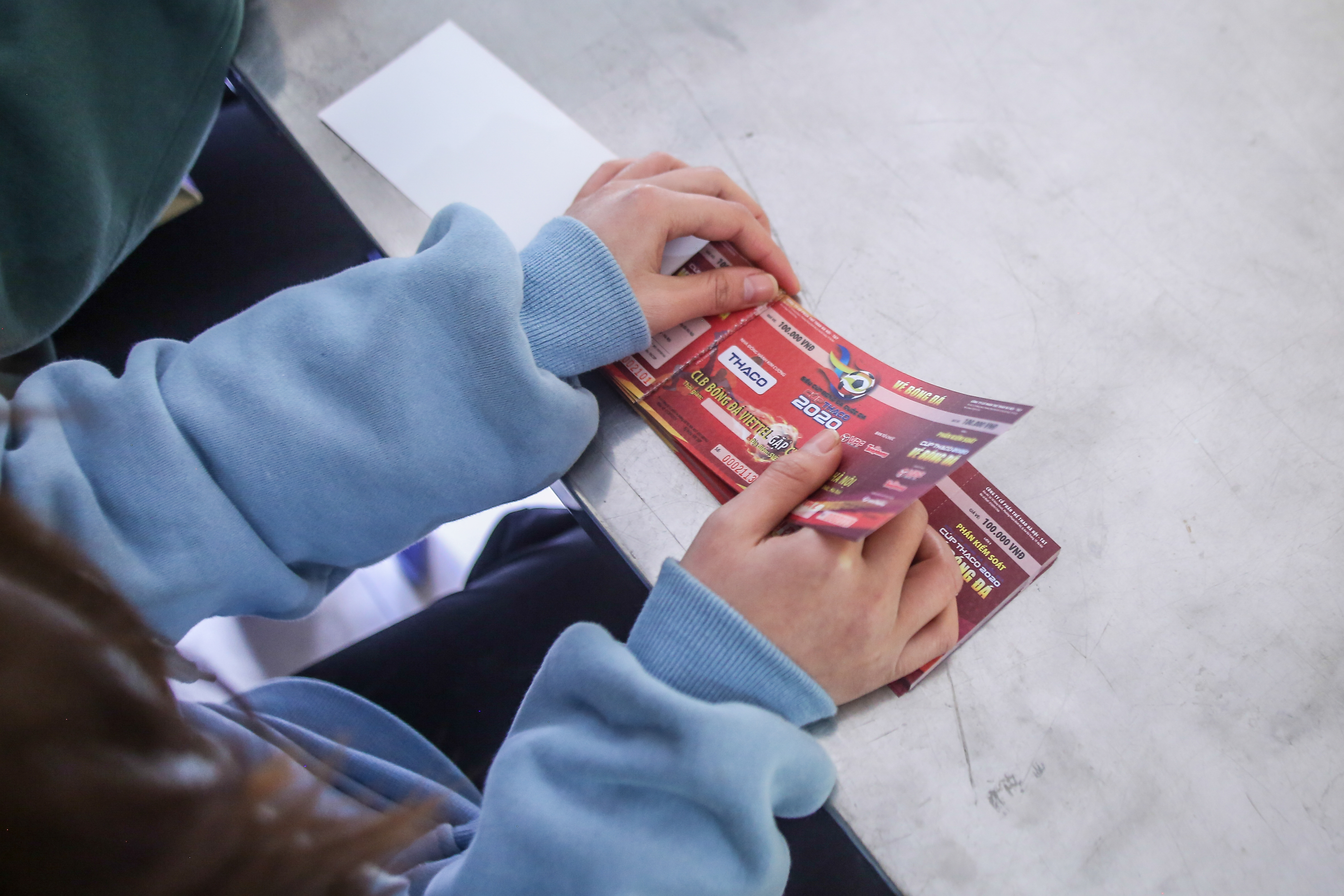 ẢNH Người dân xếp hàng mua vé Siêu cúp Quốc gia đông như trảy hội hình ảnh gốc 3