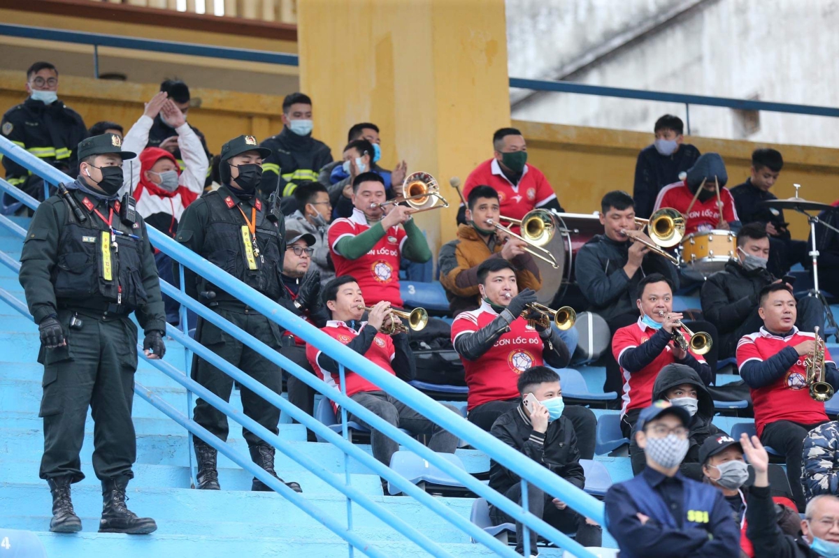 Chùm ảnh Bất chấp giá rét, khán giả ‘đội gió’ tới theo dõi trận siêu cúp hình ảnh gốc 2