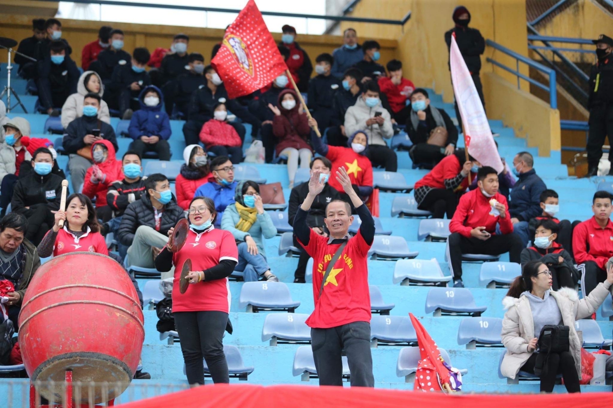 Chùm ảnh Bất chấp giá rét, khán giả ‘đội gió’ tới theo dõi trận siêu cúp hình ảnh gốc 2