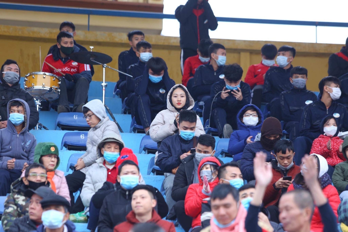 Chùm ảnh Bất chấp giá rét, khán giả ‘đội gió’ tới theo dõi trận siêu cúp hình ảnh gốc 2
