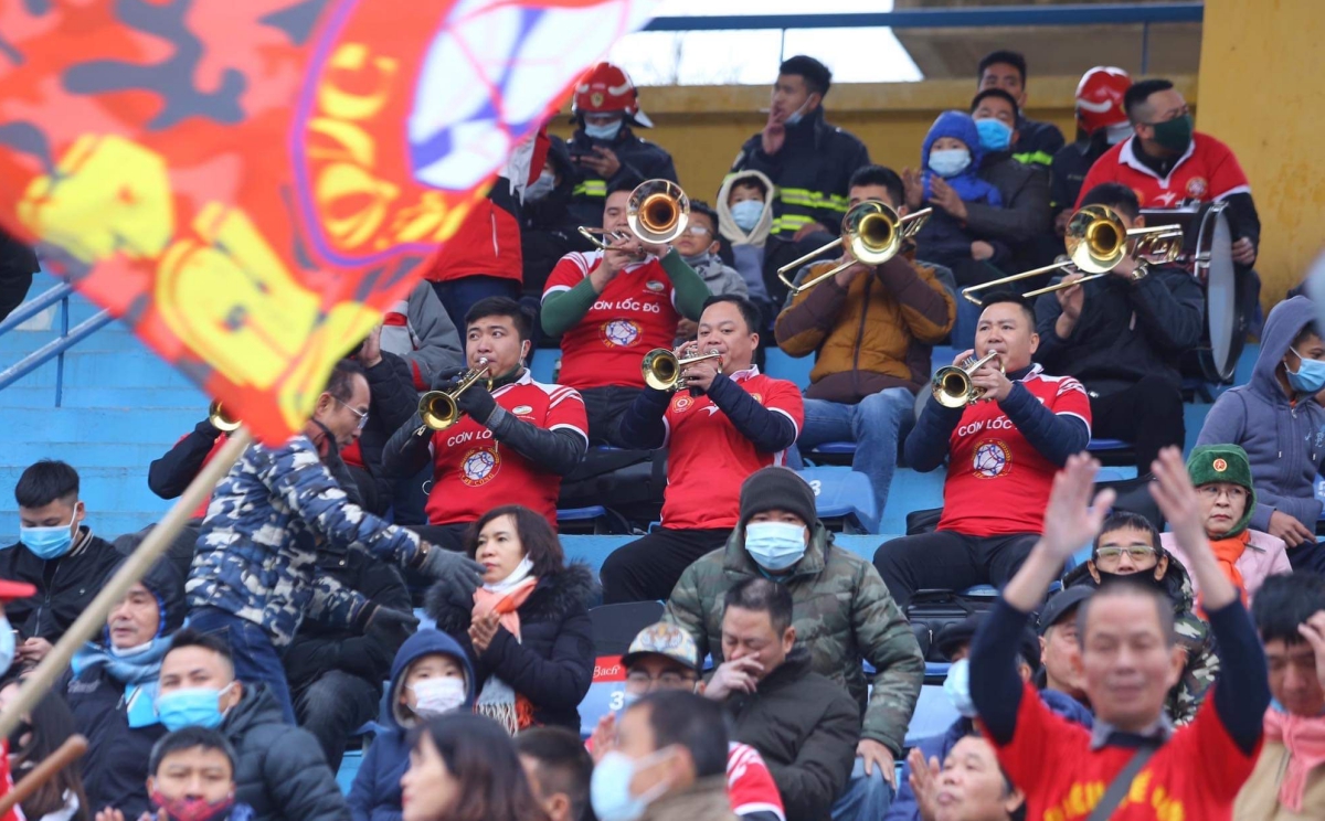 Chùm ảnh Bất chấp giá rét, khán giả ‘đội gió’ tới theo dõi trận siêu cúp hình ảnh gốc 2