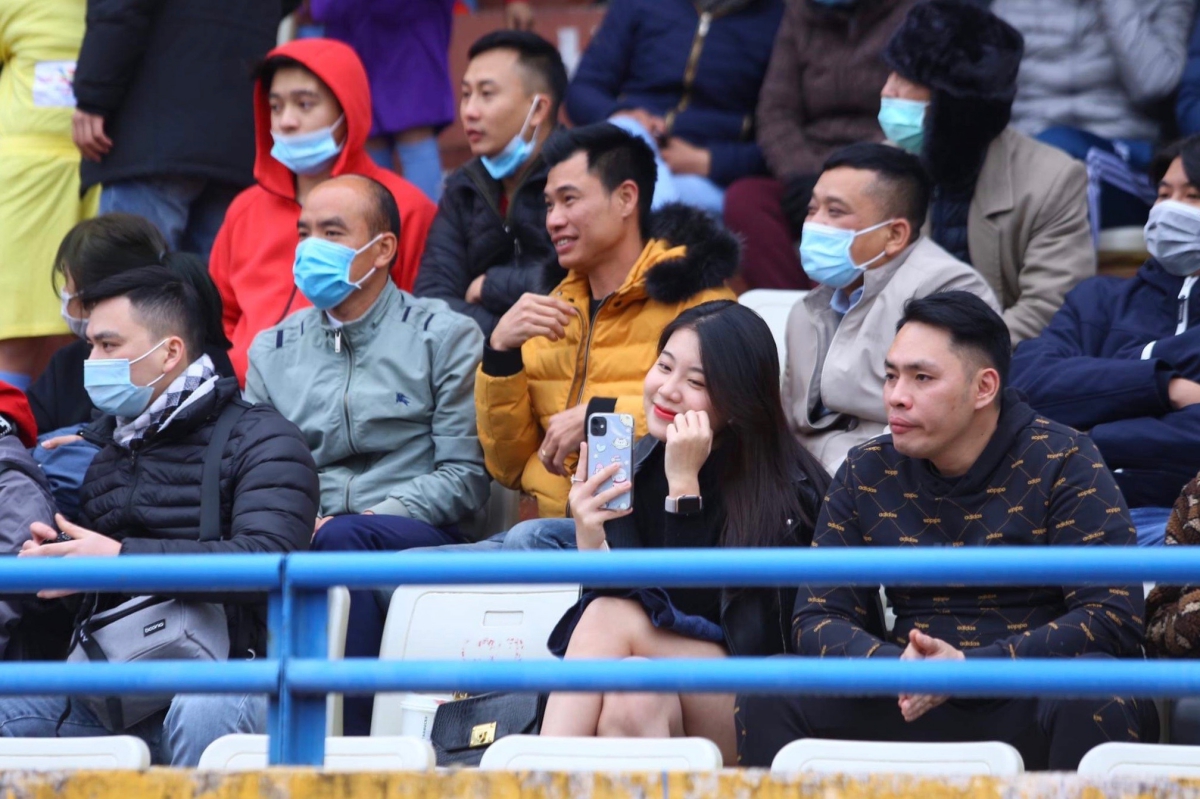 Chùm ảnh Bất chấp giá rét, khán giả ‘đội gió’ tới theo dõi trận siêu cúp hình ảnh gốc 2