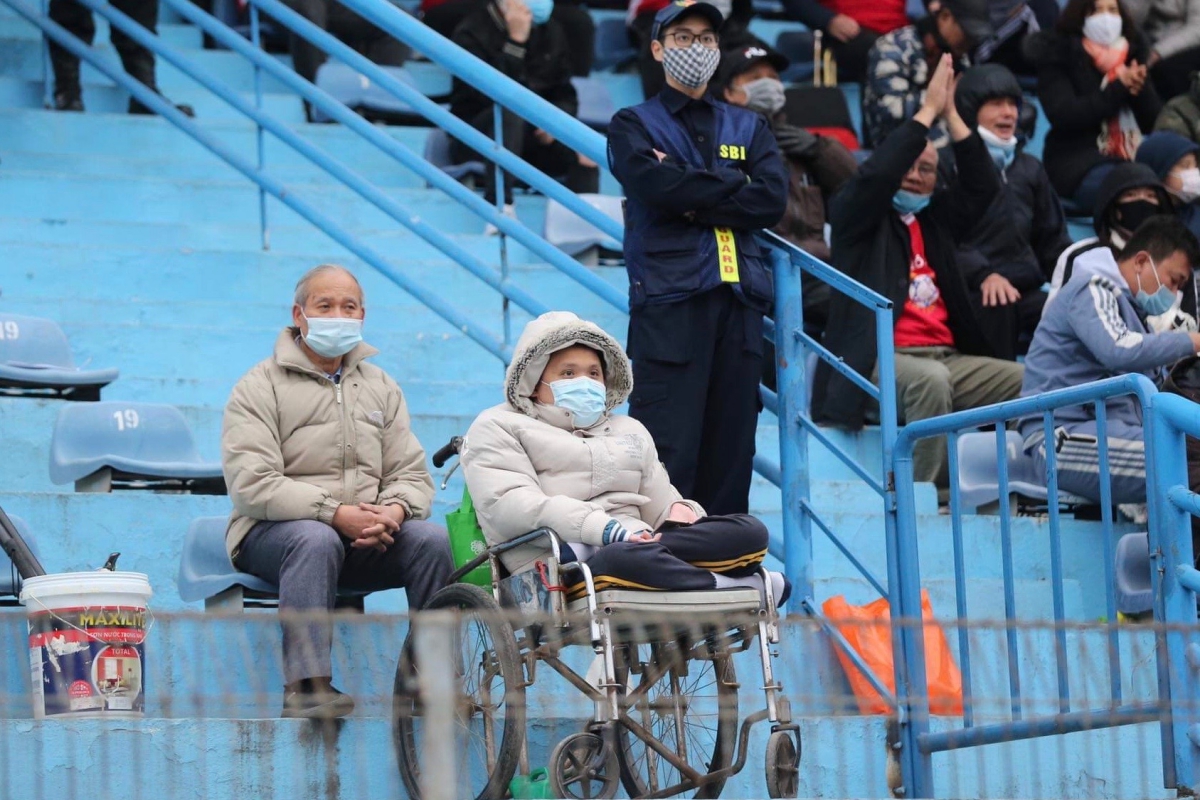 Chùm ảnh Bất chấp giá rét, khán giả ‘đội gió’ tới theo dõi trận siêu cúp hình ảnh gốc 2