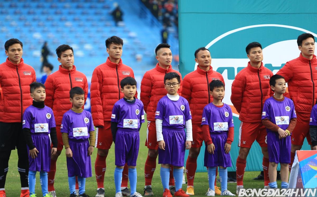 Hà Nội và Viettel đều ôm các bạn nhỏ để giữ ấm