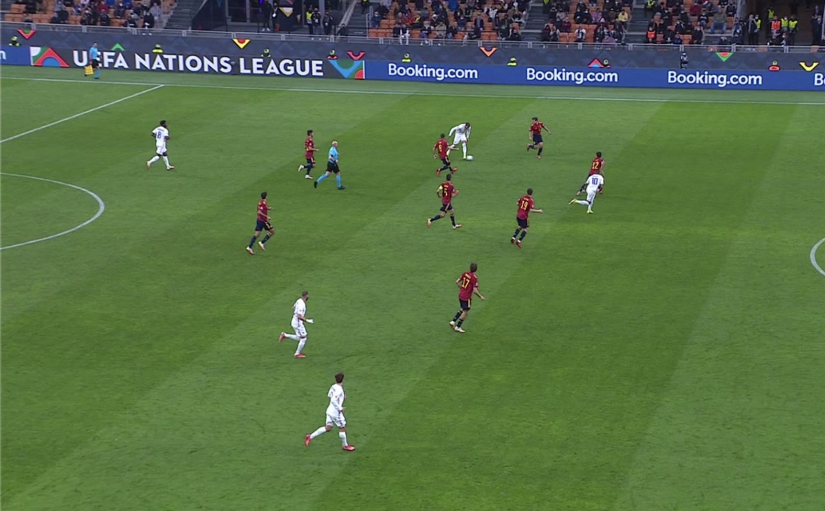 Mbappe rơi vào tư thế việt vị vs Tây Ban Nha 11/10