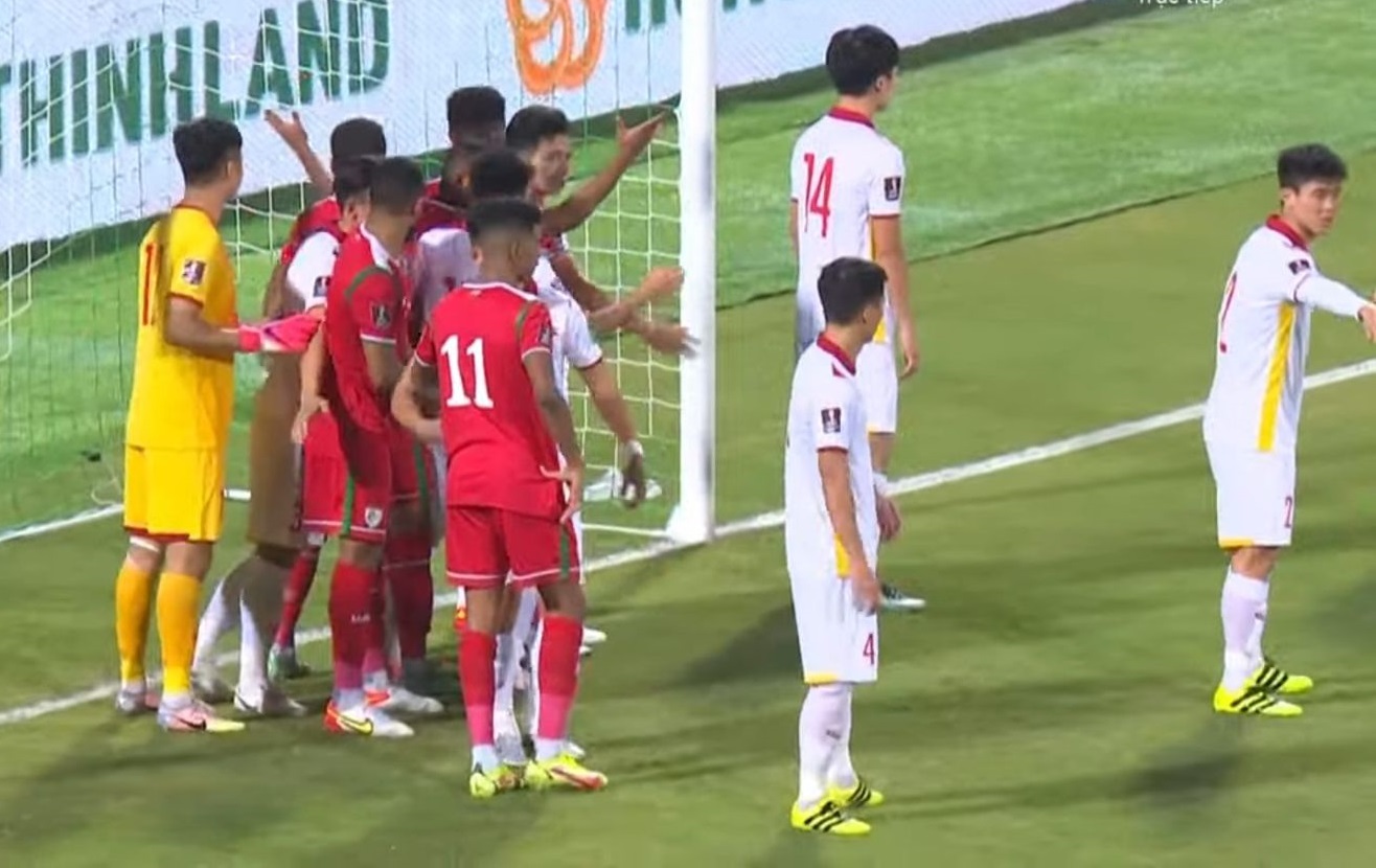 Oman sử dụng kiểu đá phạt góc rất khó chịu Oman sử dụng kiểu đá phạt góc rất khó chịu