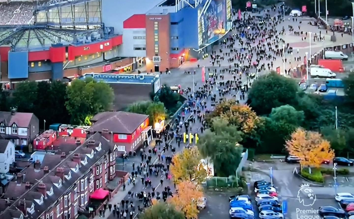 Hàng ngàn CĐV Man United bỏ về giữa trận thua Liverpool