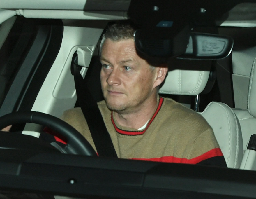 Solskjaer lái xe tới trung tâm huấn luyện của MU với tâm trạng lo lắng