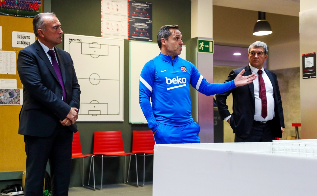 Tân HLV Sergi Barjuan ra mắt phòng thay đồ Tân HLV Sergi Barjuan ra mắt phòng thay đồ