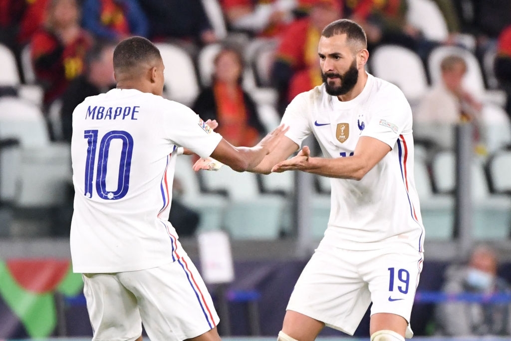 Cặp tiền đạo Mbappe vs Benzema đều lập công, gỡ hòa 2-2 cho tuyển Pháp