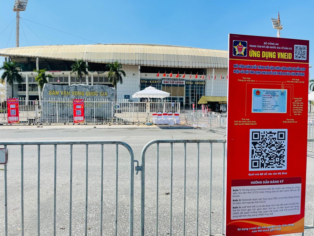 Quét mã QR bên ngoài SVĐ Mỹ Đình