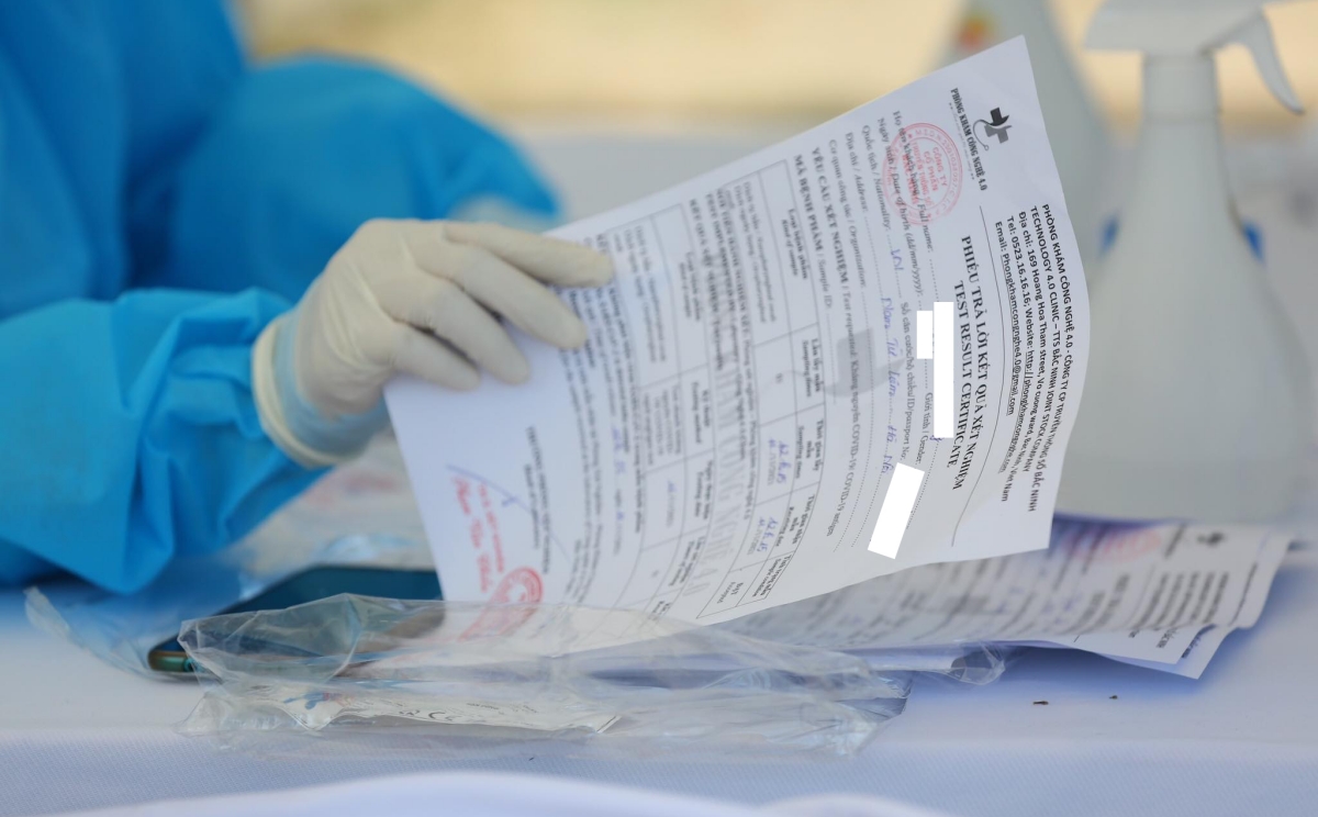 giấy xét nghiệm test nhanh trước khi vào sân