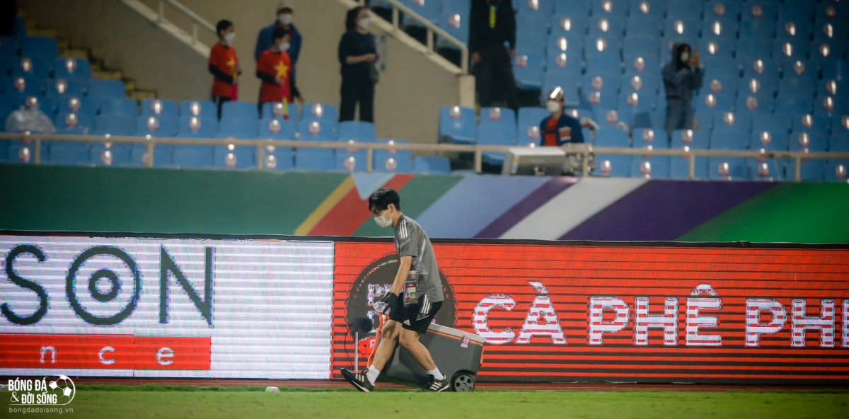 Một thành viên của ĐT Nhật Bản thu lại chai nước sau trận gặp Việt Nam. Ảnh: Bóng đá&đời sống