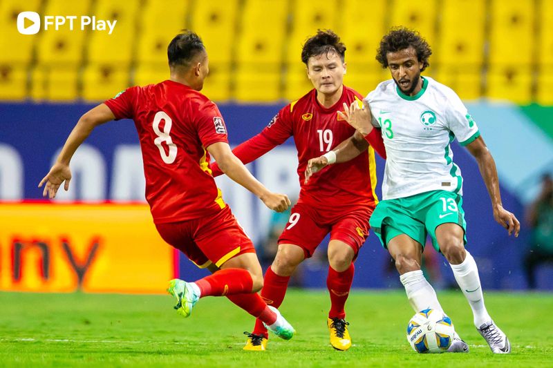 Quang Hải nên có thêm nhiều tình huống áp sát hoặc chủ động cầm bóng nhiều hơn để giảm tải áp lực cho tuyến tiền vệ