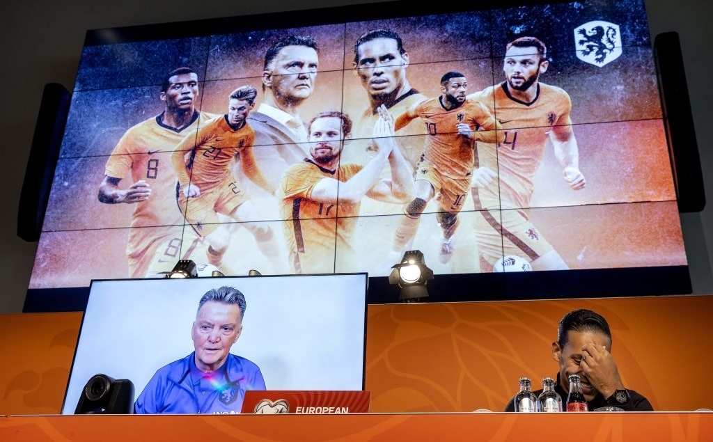 Buổi họp báo của ĐT Hà Lan trước trận gặp Na Uy