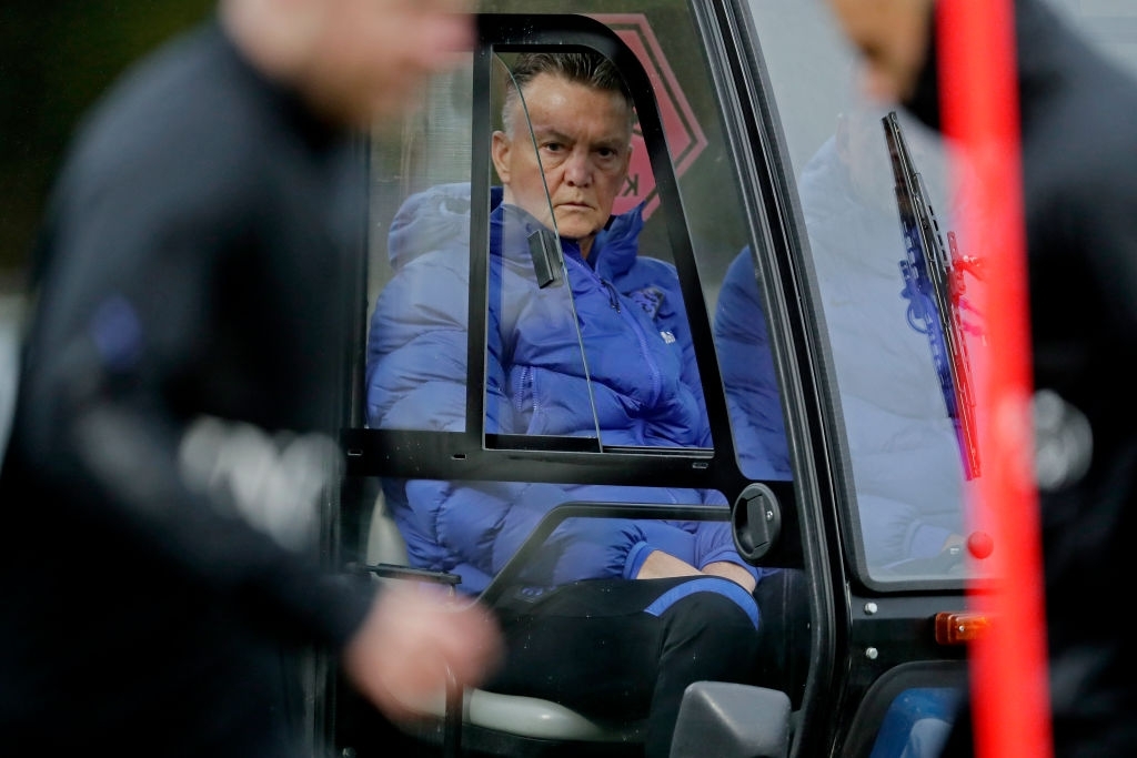 HLV Louis Van Gaal dính chấn thương và phải đi xe chuyên dụng