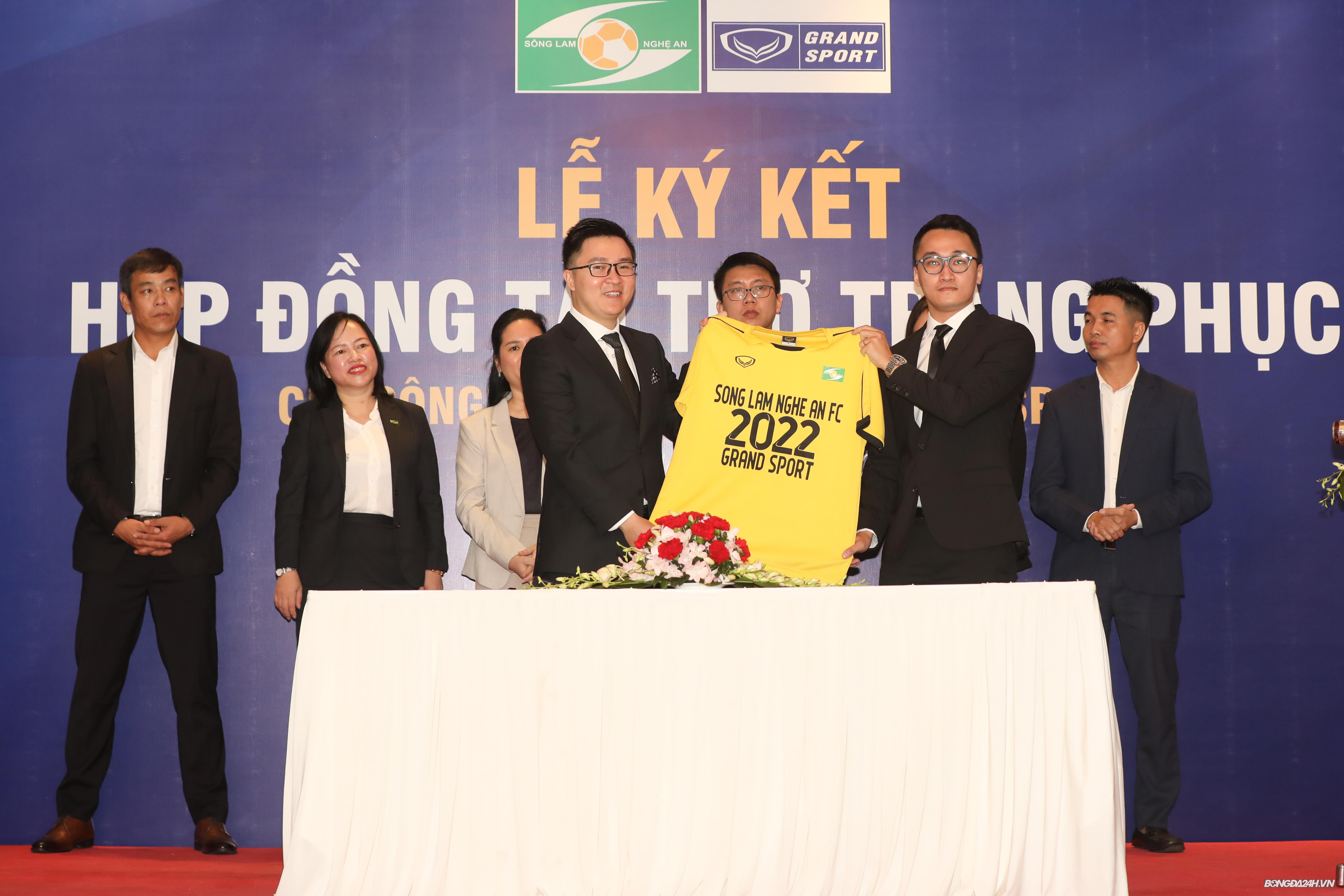 Lễ ký kết hợp đồng tài trợ trang phục giữa SLNA và Grand Sport.