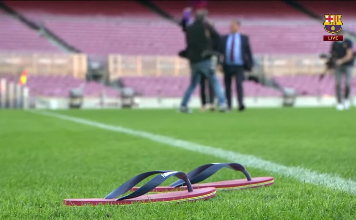 Alves đi dép xỏ ngón ra mắt Barca