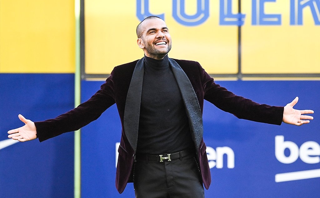 Alves đi dép xỏ ngón ra mắt Barca