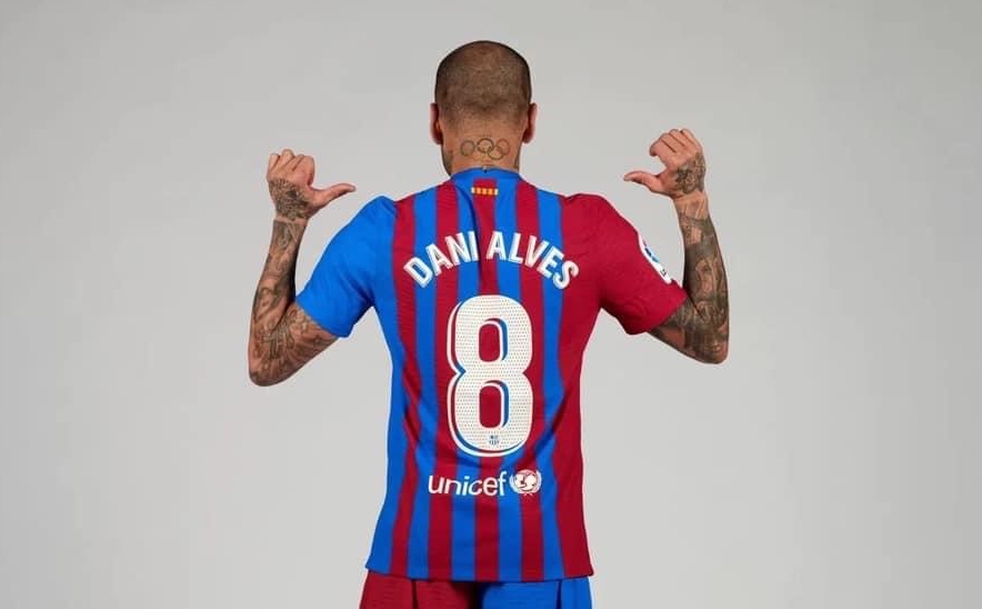 Dani Alves trở về Barca, nhận luôn số áo nổi tiếng