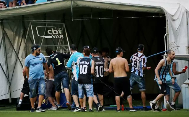 Hỗn loạn trong trận Gremio vs Palmeiras