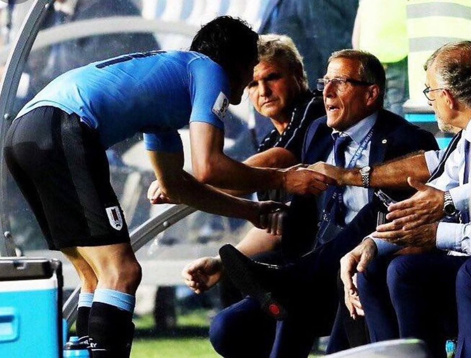 Cavani chia tay HLV Uruguay