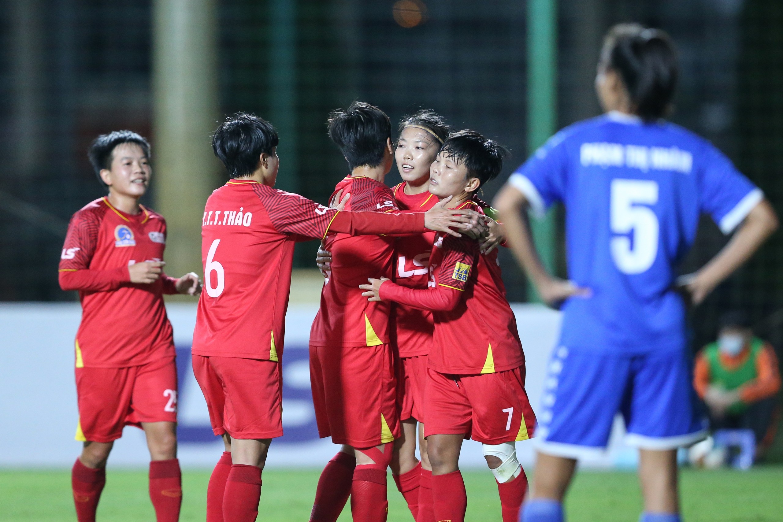 TP Hồ Chí Minh vs Thái Nguyên T&T. Ảnh: VFF.