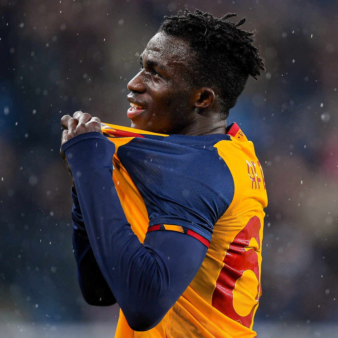 VIDEO: Lập cú đúp khi được vào sân, sao trẻ Roma được thầy Mourinho tặng giày VIDEO: Lập cú đúp khi được vào sân, sao trẻ Roma được thầy Mourinho tặng giày