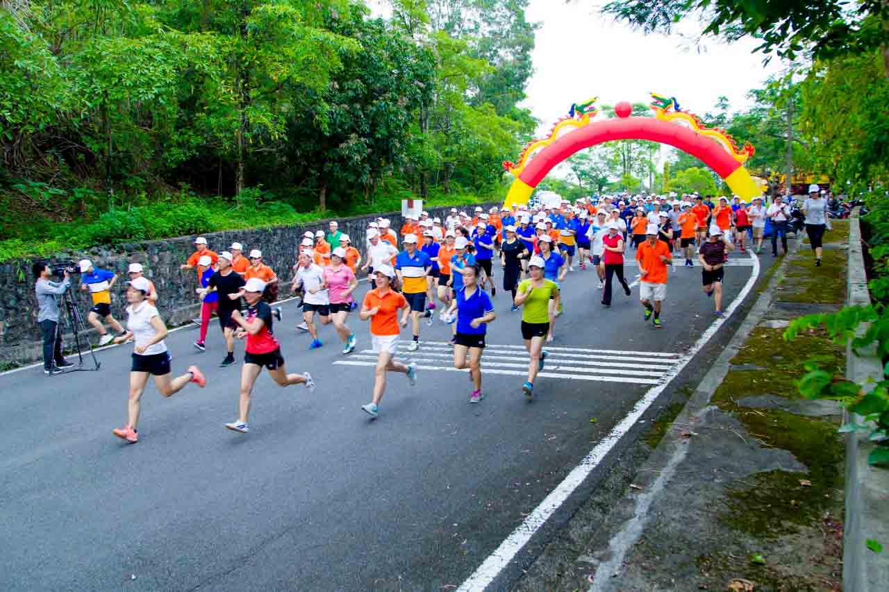 1. Hoà Bình tổ chức giải chạy bán Marathon