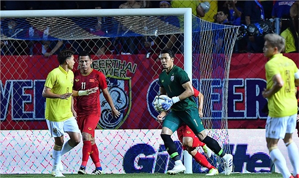 Thủ môn Kawin Thamsatchanan trở thành tội đồ của tuyển Thái Lan khi có pha cản bóng lúng túng, để bóng vào lưới tuyển nhà giúp Việt Nam chiến thắng.