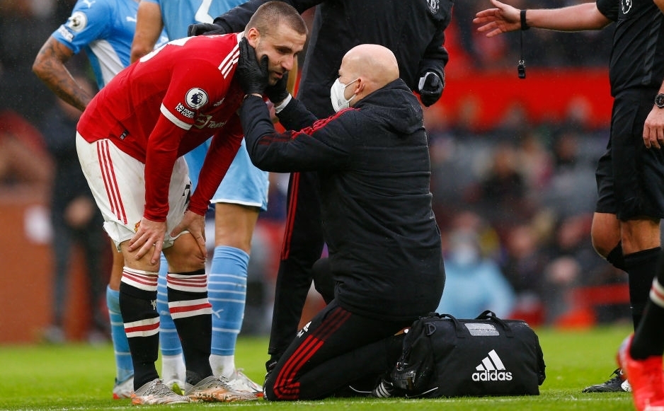 MU thay 4 cầu thủ trong trận thua Man City vì chấn thương vùng đầu của Luke Shaw