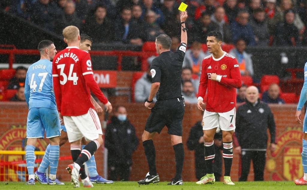 Cristiano Ronaldo nhận thẻ vàng oan trước Man City Cristiano Ronaldo nhận thẻ vàng oan trước Man City