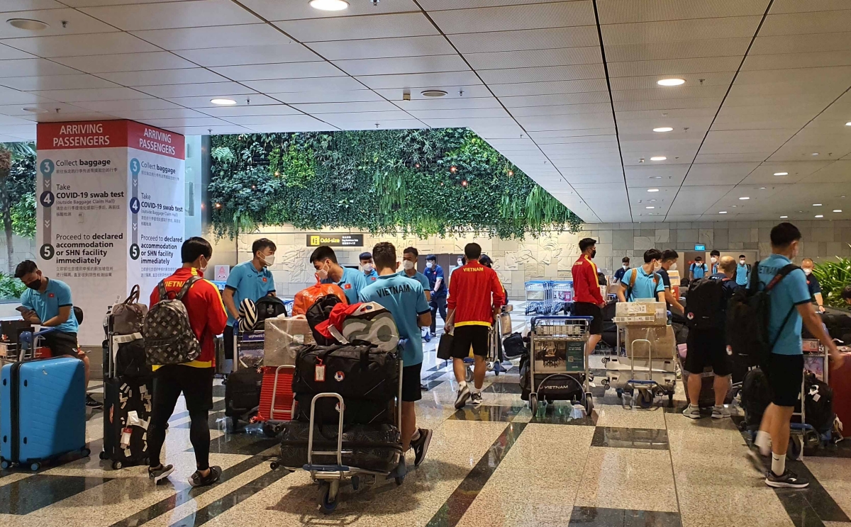 Tuyển Việt Nam đặt chân tới Singapore 1/12 Tuyển Việt Nam đặt chân tới Singapore 1/12