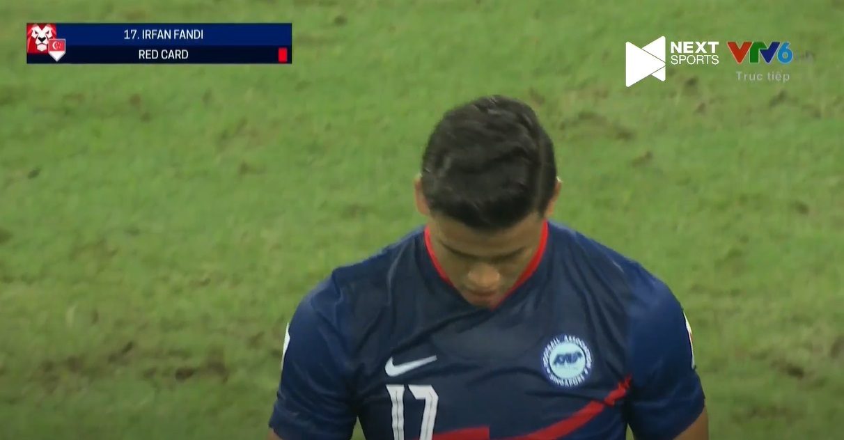Irfan Fandi phải nhận thẻ đỏ ở hiệp 2
